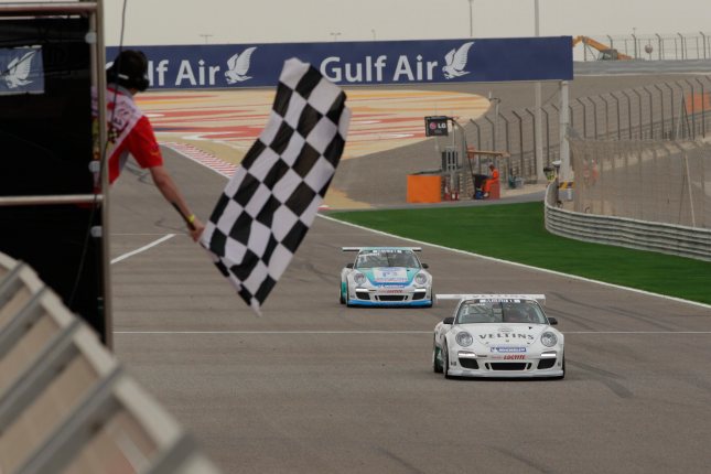 Zieldurchfahrt Rennen 2: Norbert Siedler (A) Porsche Mobil 1 Supercup Bahrain 2012