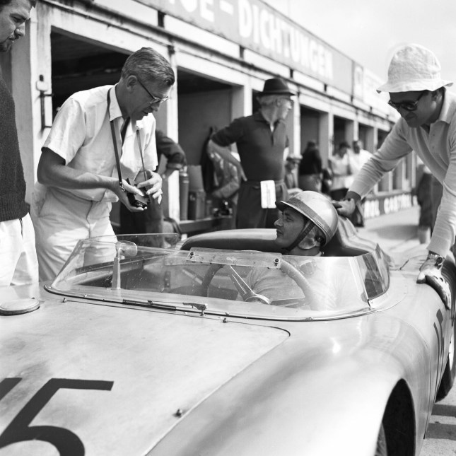1.000 km Nürburgring, Porsche 718 RSK: Porsche employee Huschke von Hanstein in conversation with Hans Herrmann, 1959.