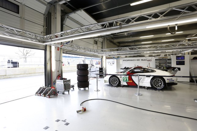 Porsche 911 RSR, Porsche AG Team Manthey: Joerg Bergmeister, Timo Bernhard, Patrick Pilet