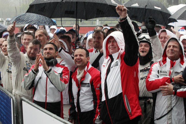 Porsche Team: Alexander Hitzinger, Wolfgang Hatz (Vorstand Forschung und Entwicklung Porsche AG), Fritz Enzinger, Leiter LMP1 (r)