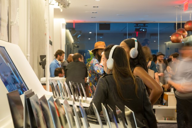 Stories of the Brand: Downtown Manhattan visitors of the music store can discover the story of the Porsche brand and its fascinating sports cars in various ways.